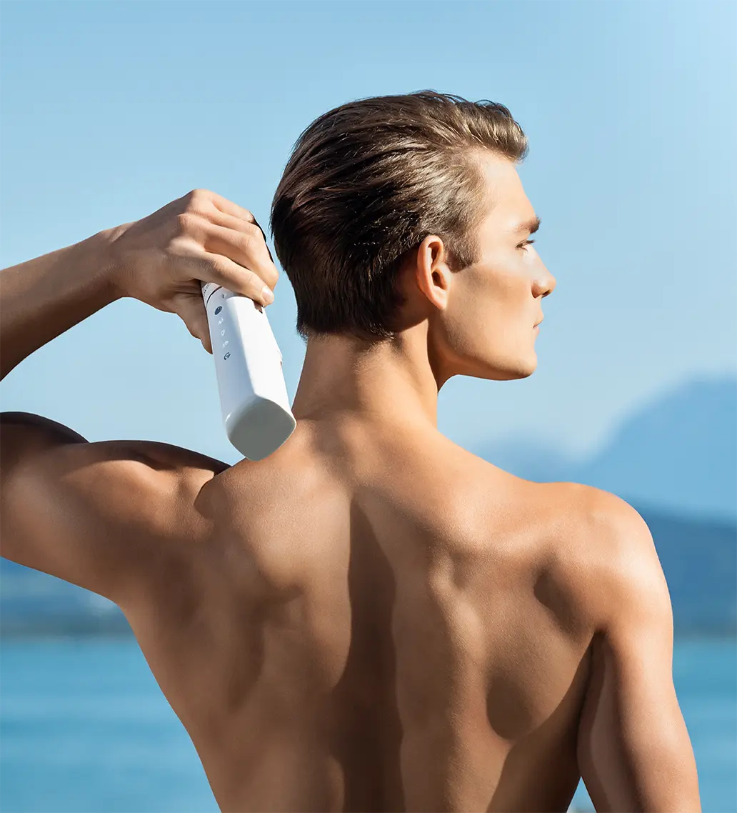 El dispositivo IONIQ ONE permite aplicar el protector solar en todas las partes del cuerpo, incluida la espalda.